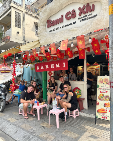 🎉 Không khí Tết tràn ngập tại Bánh Mì Bami Cô Xíu – Quận 1 🎉